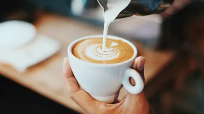 لیوان لاته با طرح روی شیر